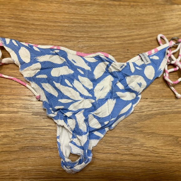Body Glove Bikini. Top size E bottom size L - Picture 5 of 9
